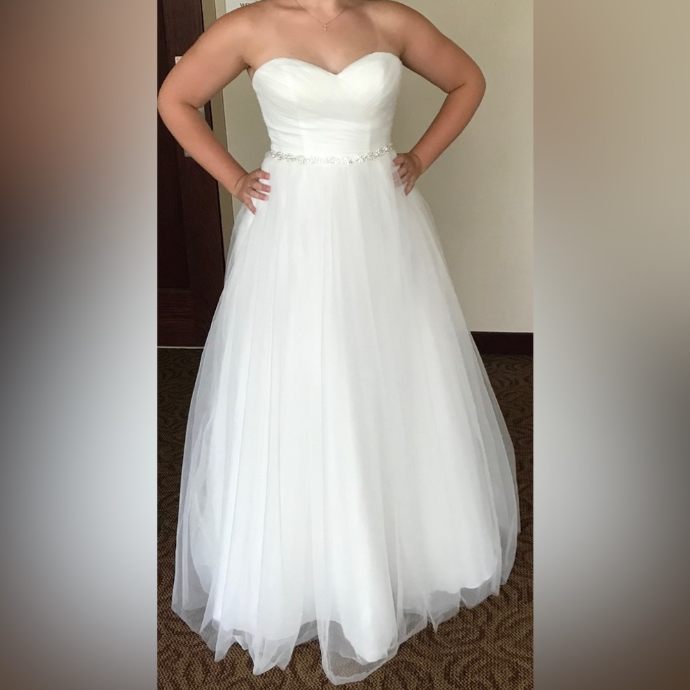 David’s Bridal wedding gown without train Size 8
